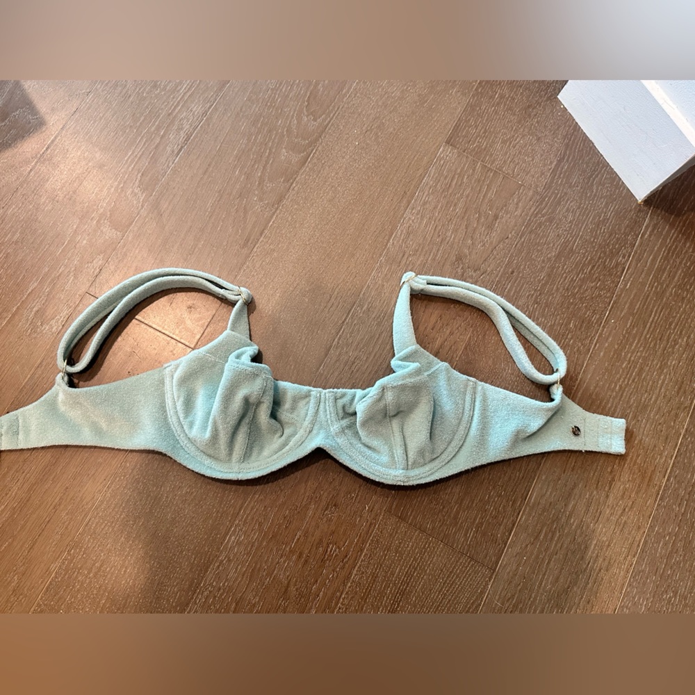 Victoria’s Secret Green 32DD bikini top with gold clasp